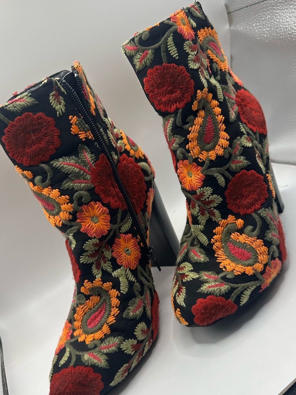 Wild Diva Lounge Floral Embroidered Velvet Ankle Booties Size 7.5 - Picture 4 of 7